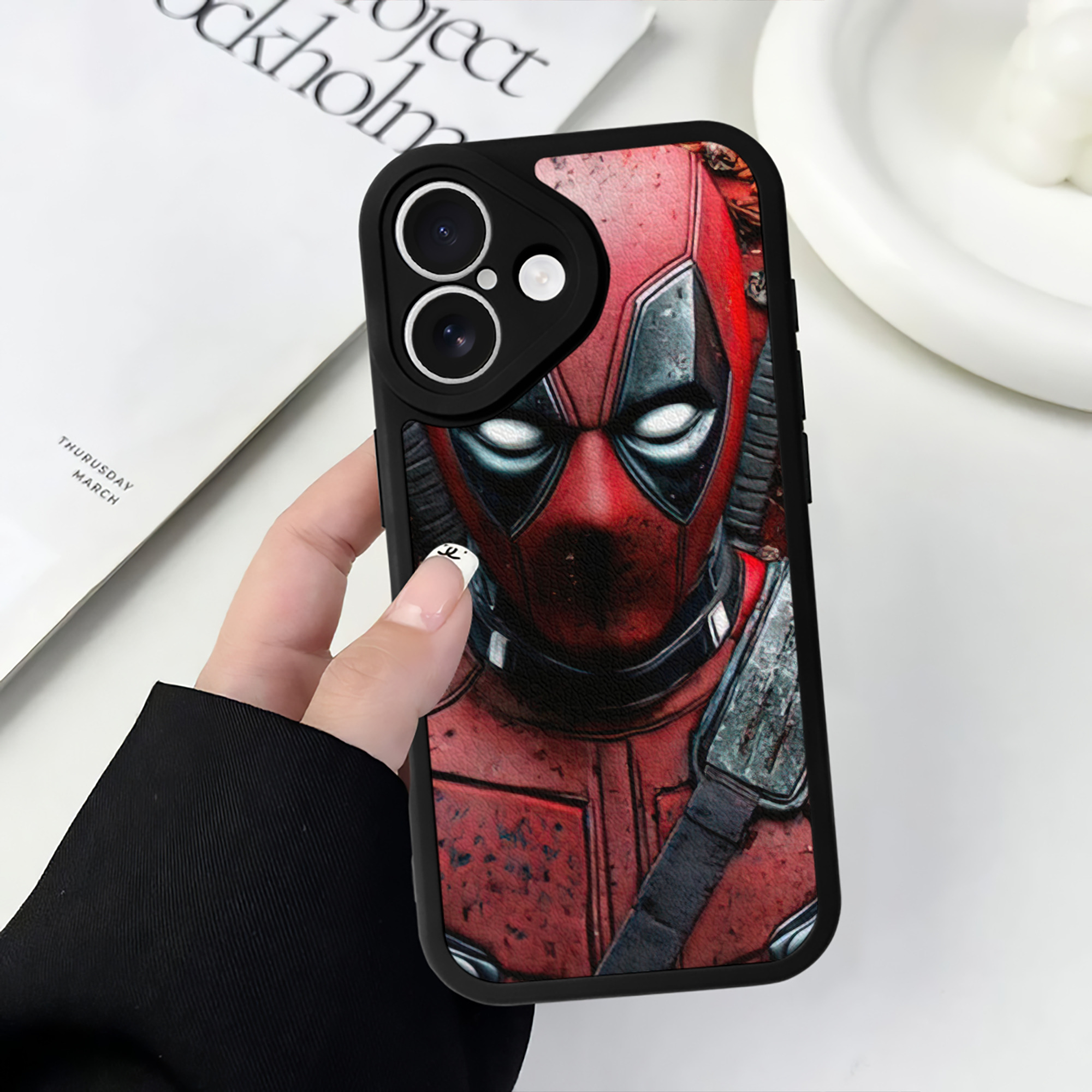 （画像用） Deadpool デッドプール 【iPhone 16シリーズ対応】シリコンスマホケース（レザー調） 材質：シリコン